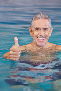 szczęśliwy-stary-człowiek-w-pływackim-basenie-40006454